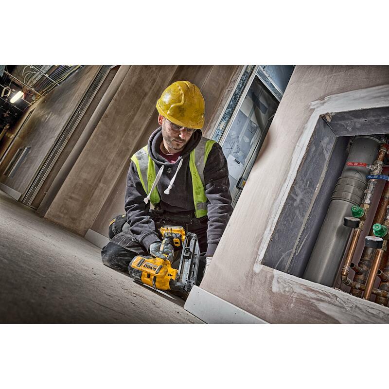CLOUEUR/ACCU 18V/2X2AH 16GA DCN660D2 (TSTAK)DEWALT