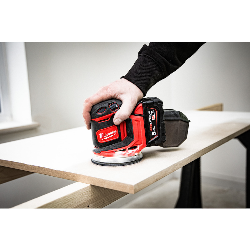 Milwaukee - M18 BOS125-502B - Excentrische accu-schuurmachine - 18 V - 2x 5,0 Ah - ø 125 mm - In tas - 02890843
