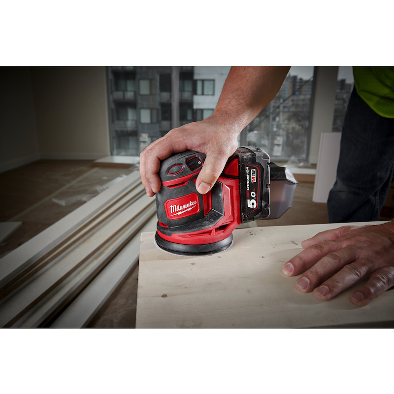 Milwaukee - M18 BOS125-502B - Excentrische accu-schuurmachine - 18 V - 2x 5,0 Ah - ø 125 mm - In tas - 02890843