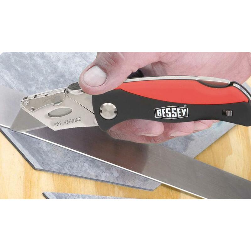 COUTEAU PLIANT 160MM PLAST. DBKPH-EU        BESSEY