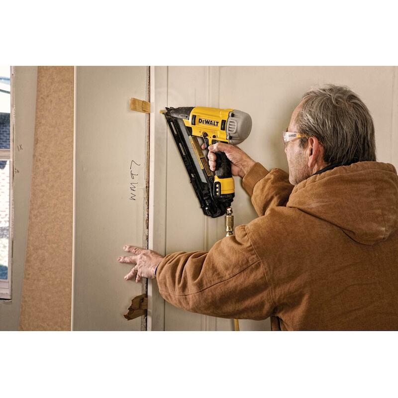 CLOUEUR FINITION PNEU. 64MM DPN1564APP      DEWALT