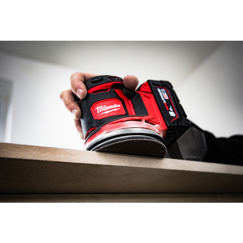Milwaukee - M18 BOS125-502B - Excentrische accu-schuurmachine - 18 V - 2x 5,0 Ah - ø 125 mm - In tas - 02890843