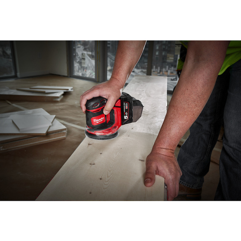 Milwaukee - M18 BOS125-502B - Excentrische accu-schuurmachine - 18 V - 2x 5,0 Ah - ø 125 mm - In tas - 02890843