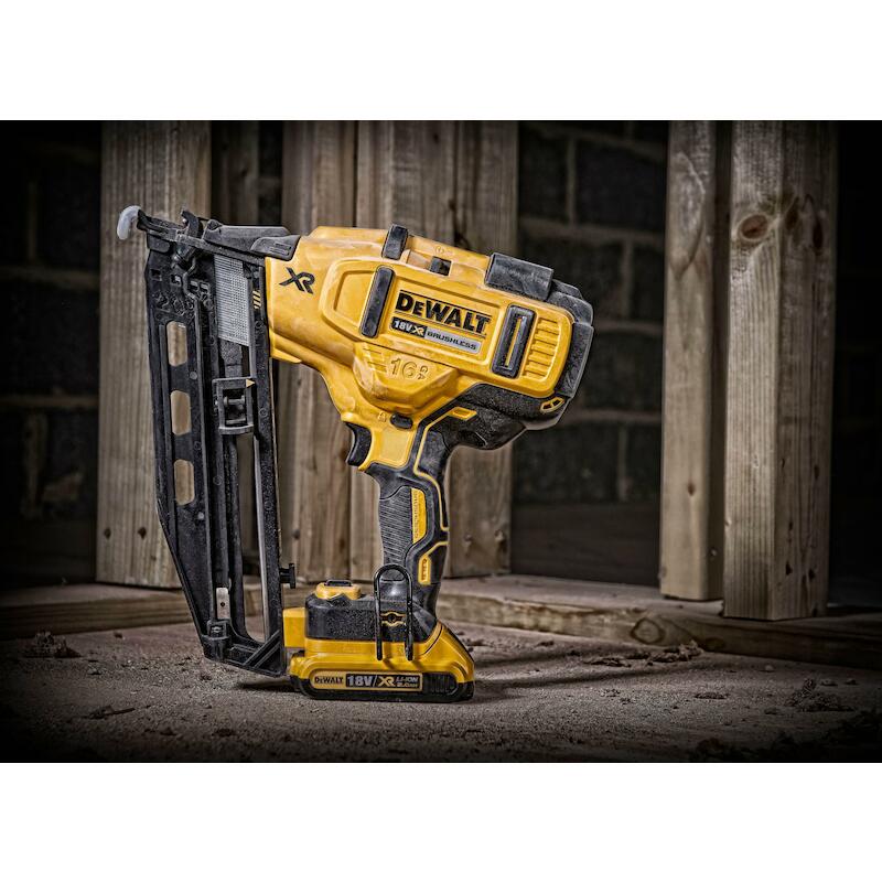 CLOUEUR/ACCU 18V/2X2AH 16GA DCN660D2 (TSTAK)DEWALT
