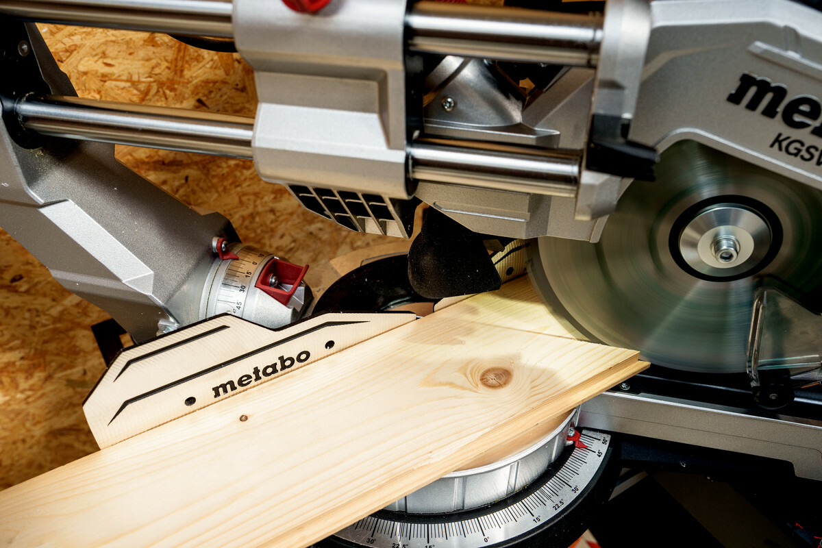 SCIE À ONGLET 1200W/216MM   KGSV 216 MC     METABO