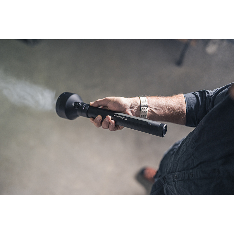 LAMPE POCH.12000LM-1100M-25 P18R RECHARG.LEDLENSER