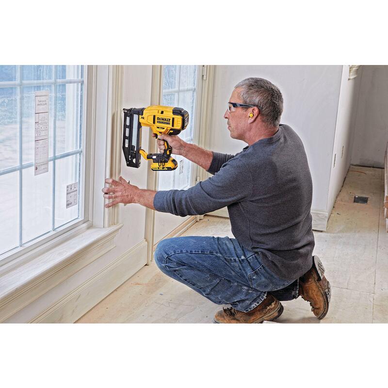ACCUNAGELPIST.18V/2X2A 16GA DCN662D2 (TSTAK)DEWALT