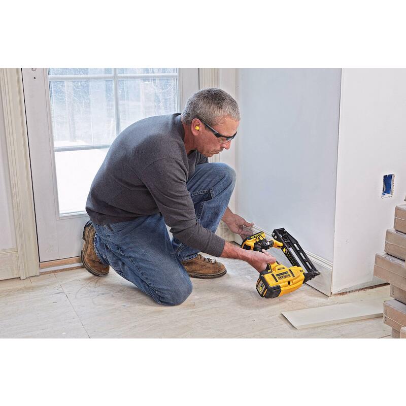 ACCUNAGELPIST.18V/2X2A 16GA DCN662D2 (TSTAK)DEWALT