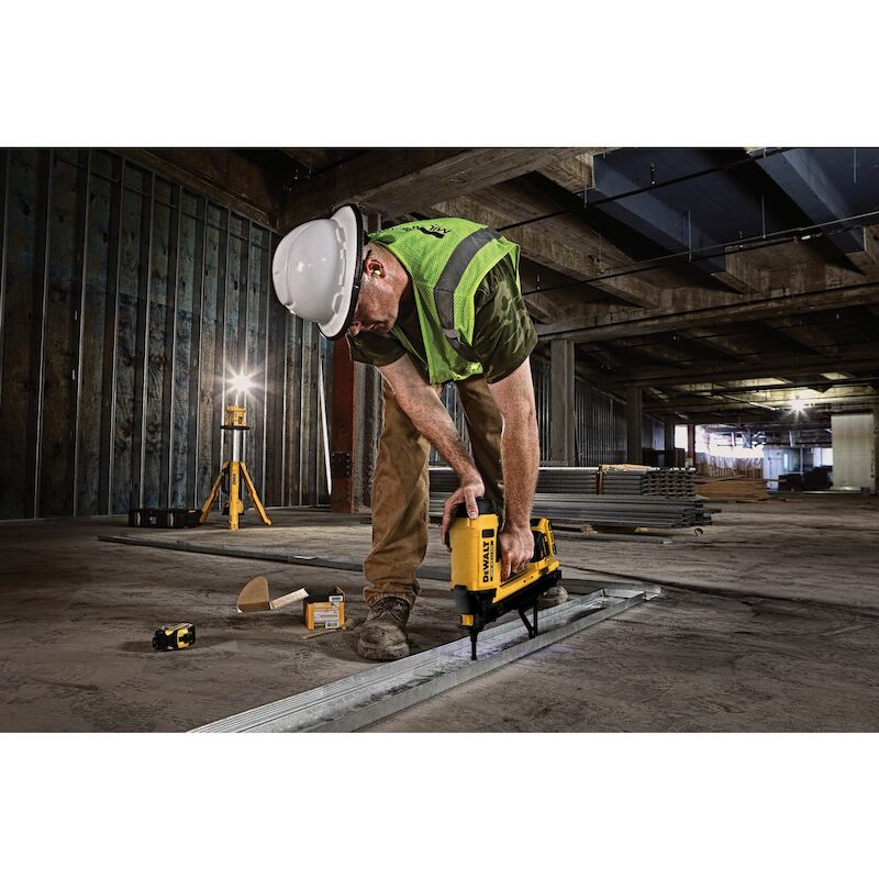 BETONTACKER 18V/2AH         DGN845D1        DEWALT