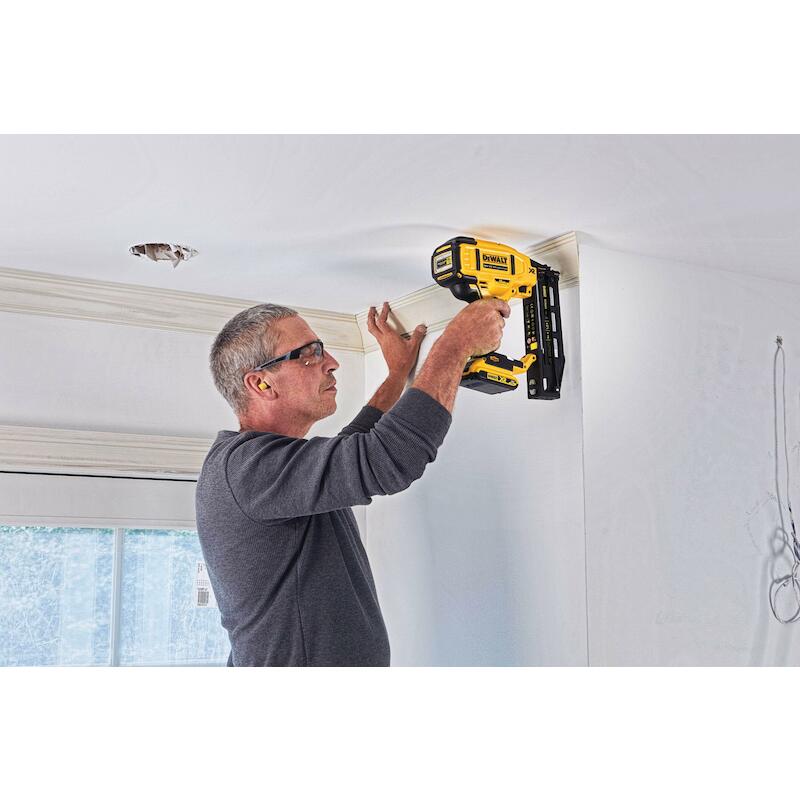ACCUNAGELPIST.18V/2X2A 16GA DCN662D2 (TSTAK)DEWALT